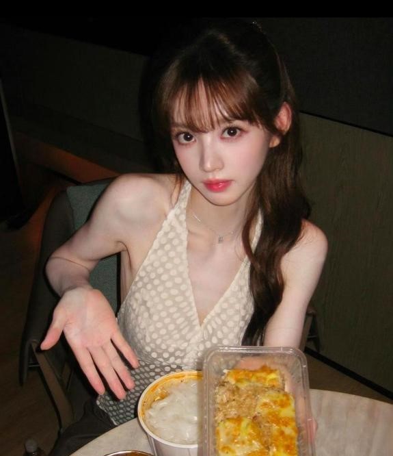 .黄磊的算盘珠子都崩到大家脸上了，把女儿们推进娱乐圈，偶尔曝光小儿子，就是不想承