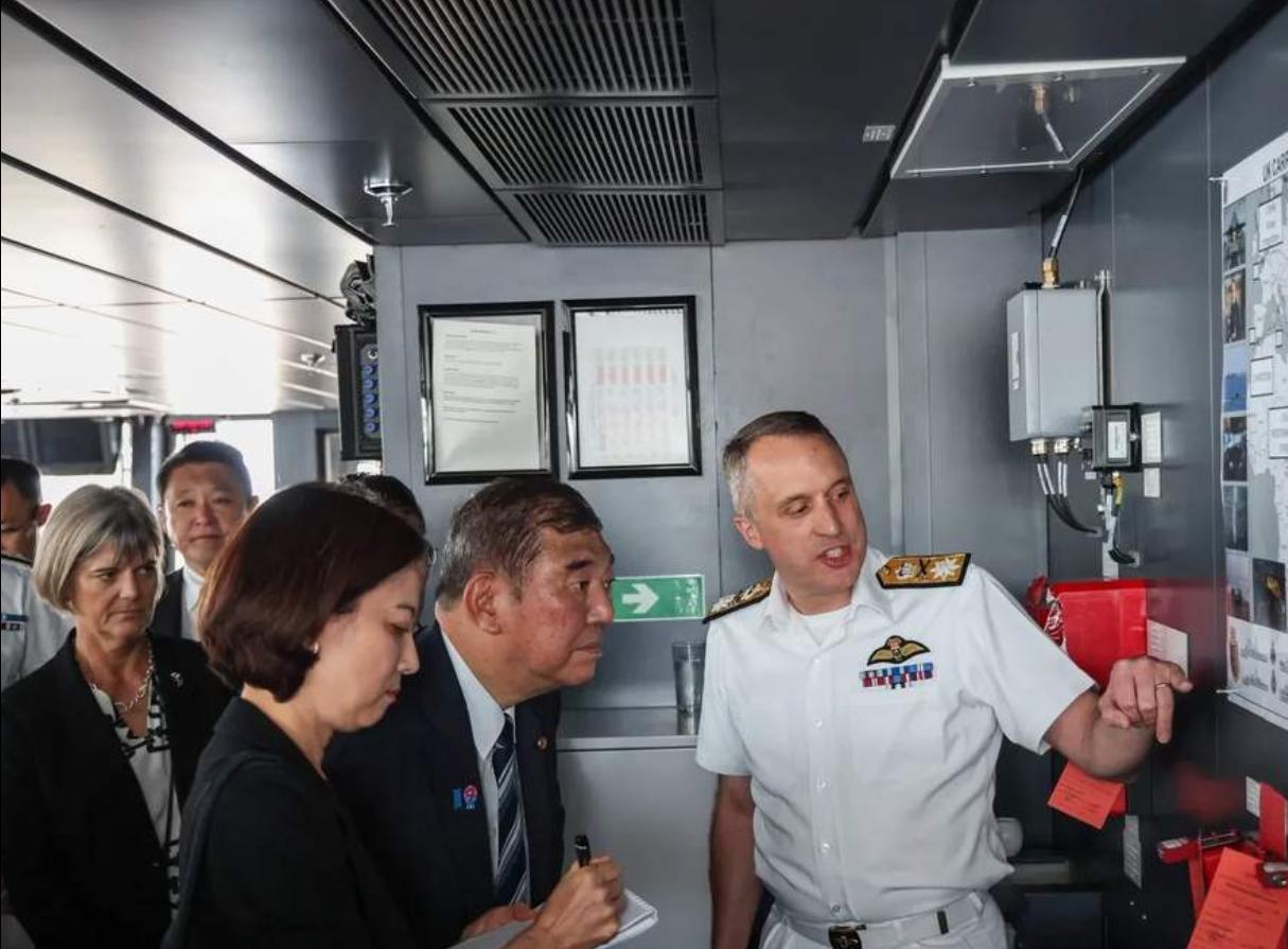 中国阅兵在即，英国航母悄悄离开日本，或企图穿越台海海峡9月3号我们的大阅兵就要