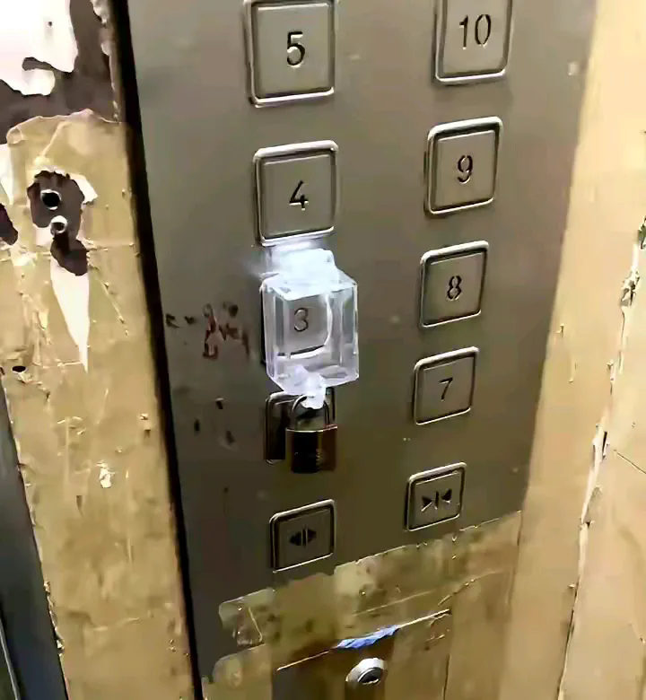 小区管理处每月都向业主收电梯费，每个楼层的电梯费都一样，3楼的业主觉得这收费不太
