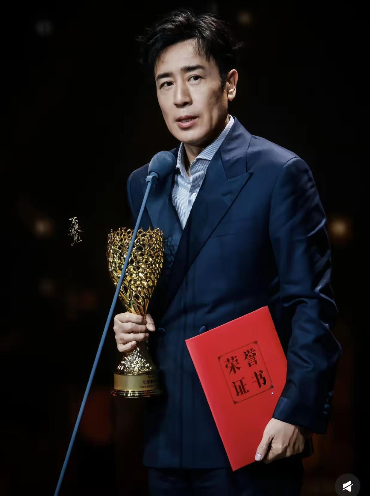 于和伟再拿影帝最开心的不是第一个起身鼓掌的张艺谋，也不是给他颁奖跟他开玩笑的张