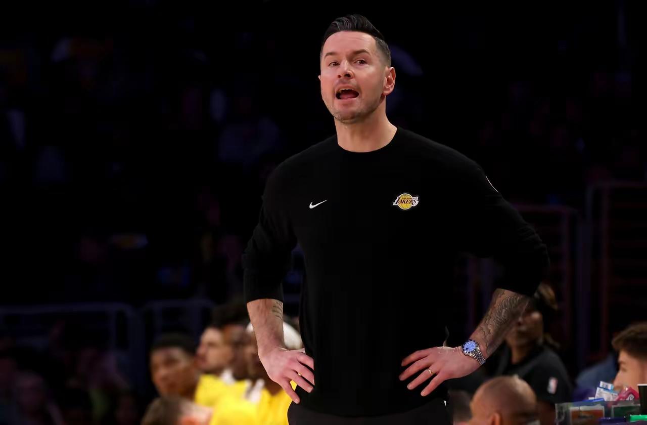 雷迪克这操作直接给我整笑了！东契奇、里夫斯双核接连倒下，明眼人都看得一清二楚：