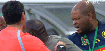 喀麦隆主帅的愤怒可以理解，拜合拉木确实太鲁莽了！这一下上抢直接一脚就跺下去了，