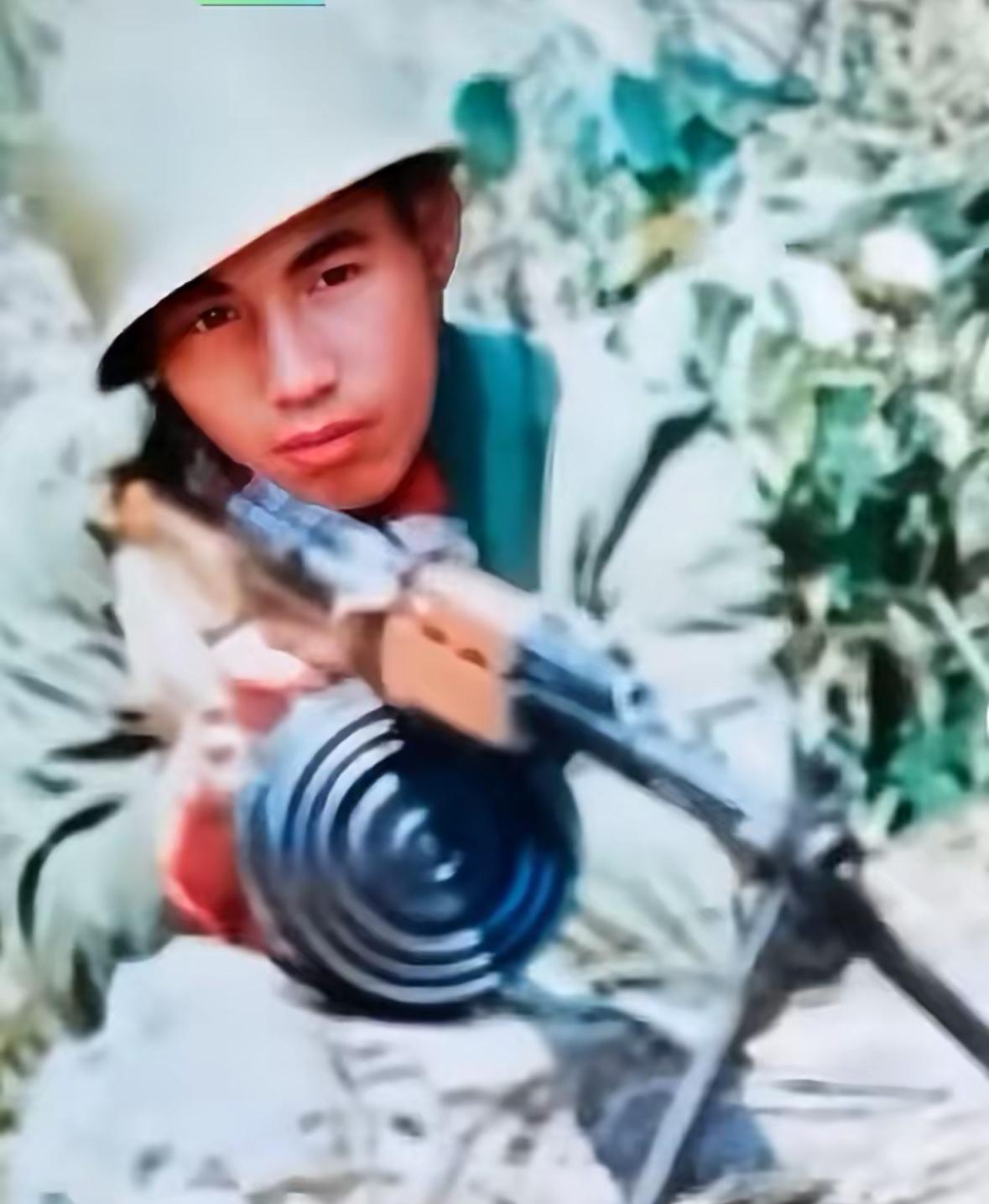 杨里古，彝族，老山“五雄鹰”之一，1962年生于四川省盐源县泸沽湖畔，1981年