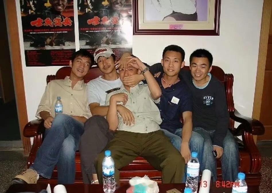 二十年前老照片📸《士兵突击》演员旧合影那时候王宝强才24岁，全员青涩少年模样一