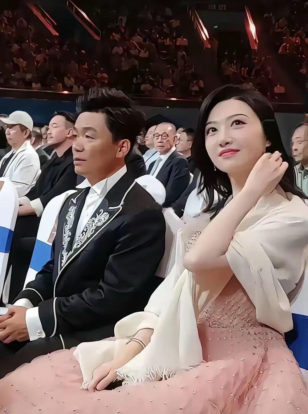 王宝强是最低调的一个男演员，坐在美女景甜的旁边是最淡定的一个人，没有聊天，也没有