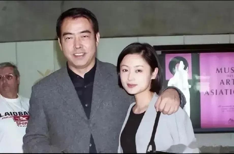 28岁的陈红真是太嫩了，好像含苞待放的花朵，真是太美了。1996两个人合影，像一