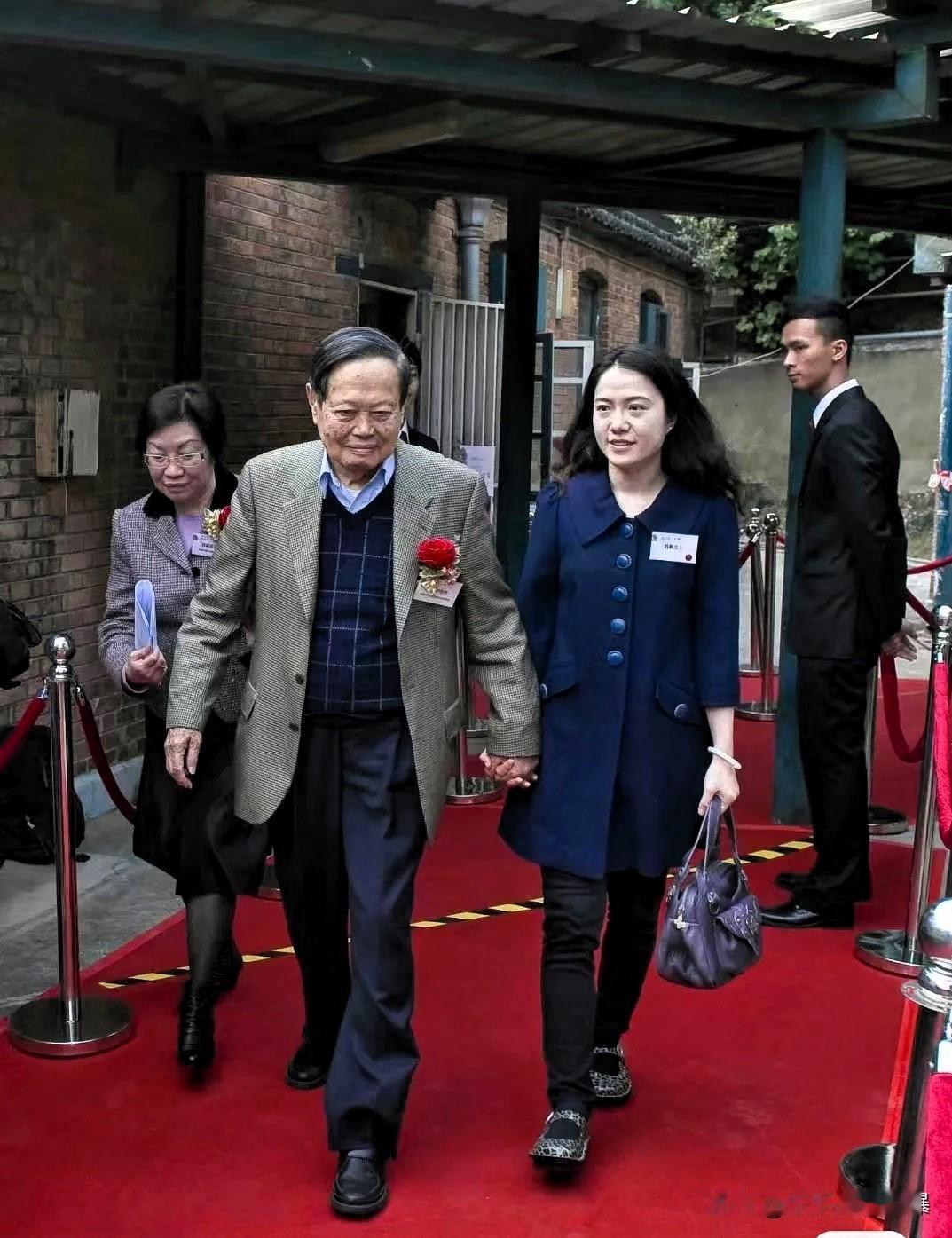翁帆没再婚！也没上综艺！她只是每天早上七点。准时推开清华老宅的书房门，给