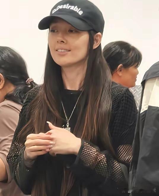 42岁郭碧婷和老公一起去超市采购，她私底下不爱化妆，脸颊都瘦得凹陷了，长长的美甲