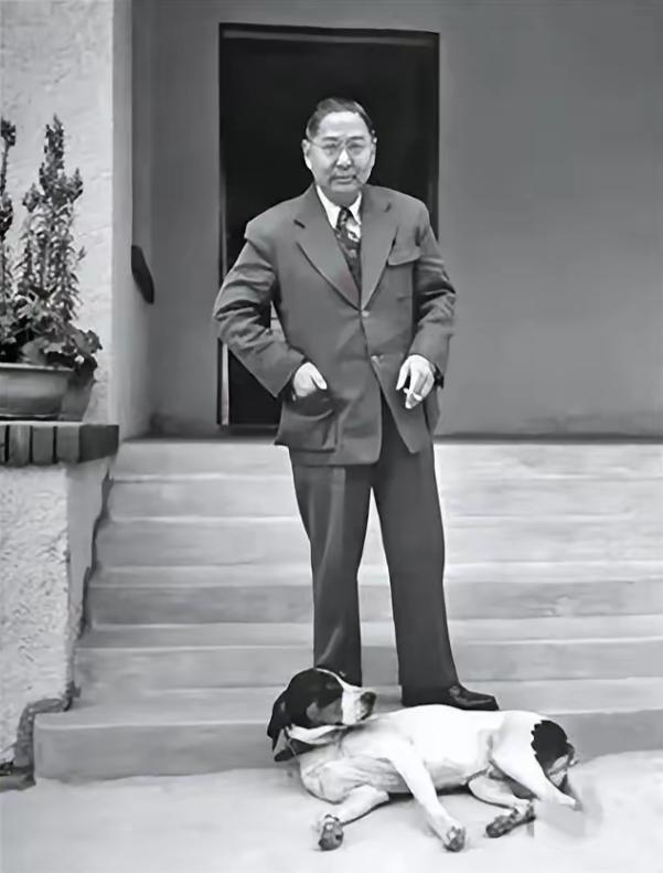 1949年12月10日，蒋介石从成都仓皇登机飞往台湾，在最后逃离的关头