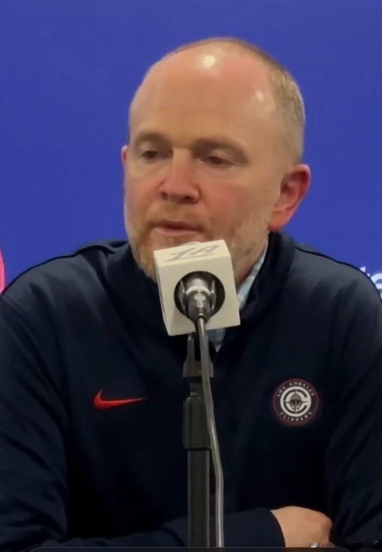 弗兰克：“目前的最新情况是，康复是一个漫长的过程。比尔￼每天要在球馆里泡上3到4