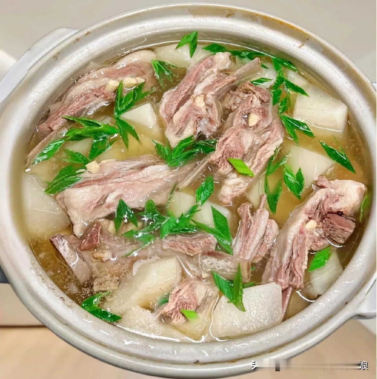 萝卜羊肉汤：需要萝卜200克，羊肉450克，姜片、料酒等少许。将羊肉切块焯水，