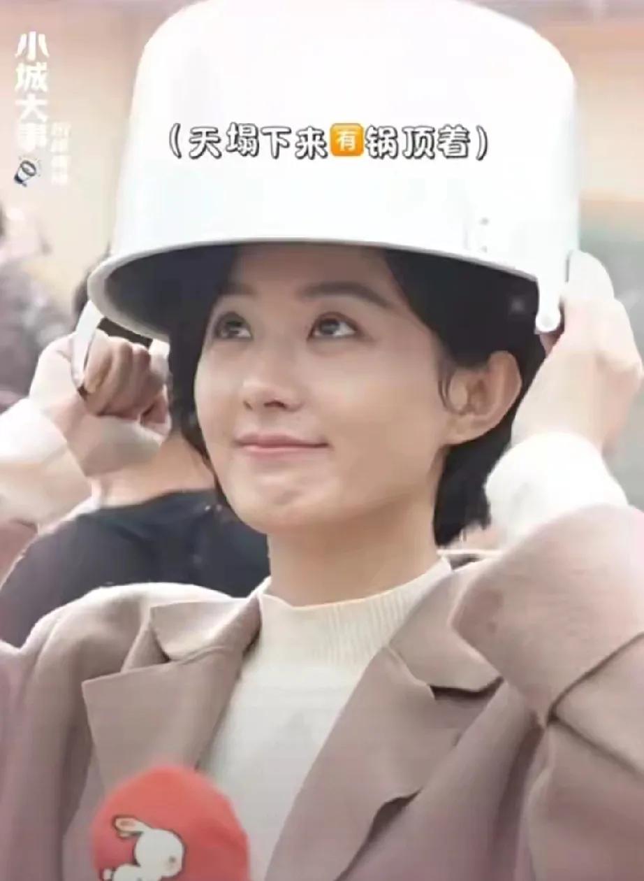 家人们谁懂啊！《小城大事》花絮一曝光，直接被赵丽颖可爱到尖叫！剧里她是严肃的李秋