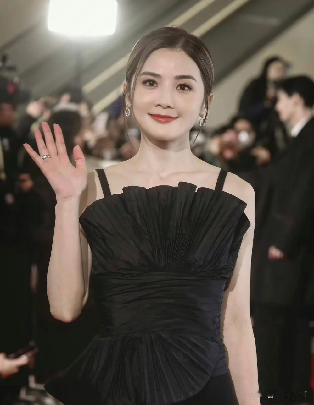 蔡卓妍嫁了健身教练，三十多岁女明星选了个比她小十岁的，到底图啥？她不是突然就