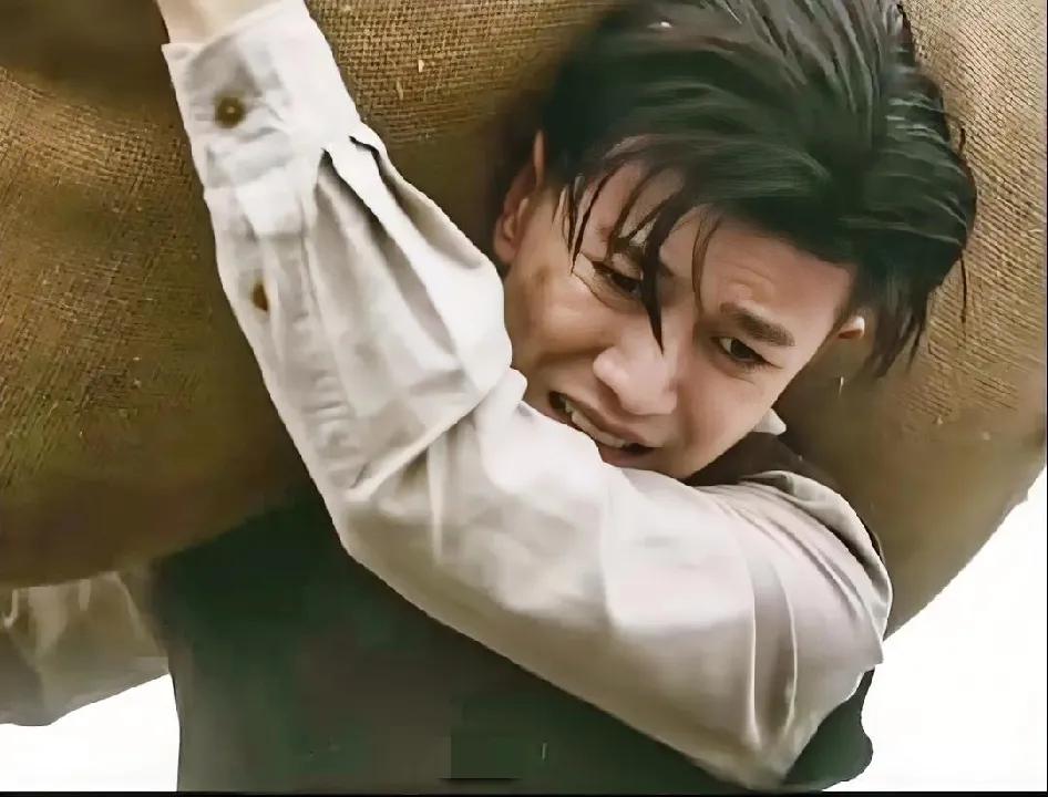 在看澳门剧风与潮，我妈妈看到了说，任嘉伦肯定是真扛重了，姿势很标准，起码有150