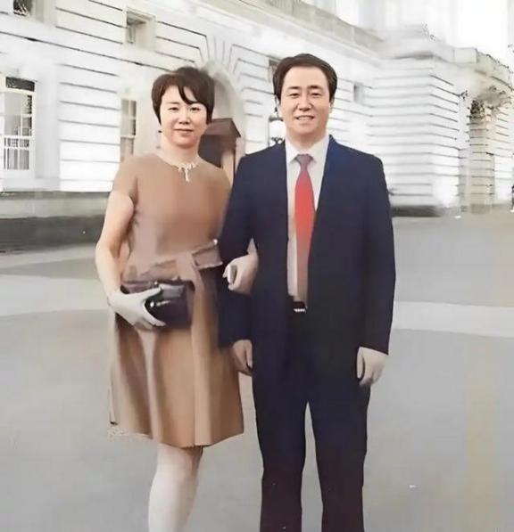 🐰不是不报，时候未到！许家印的前妻在通过“技术离婚”后，获得了恒大数百亿港