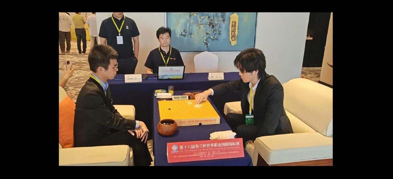 其实福冈航太郎还是有胜机的，在左上边的战斗可以简洁断开柯洁两条龙的联络。福冈没有