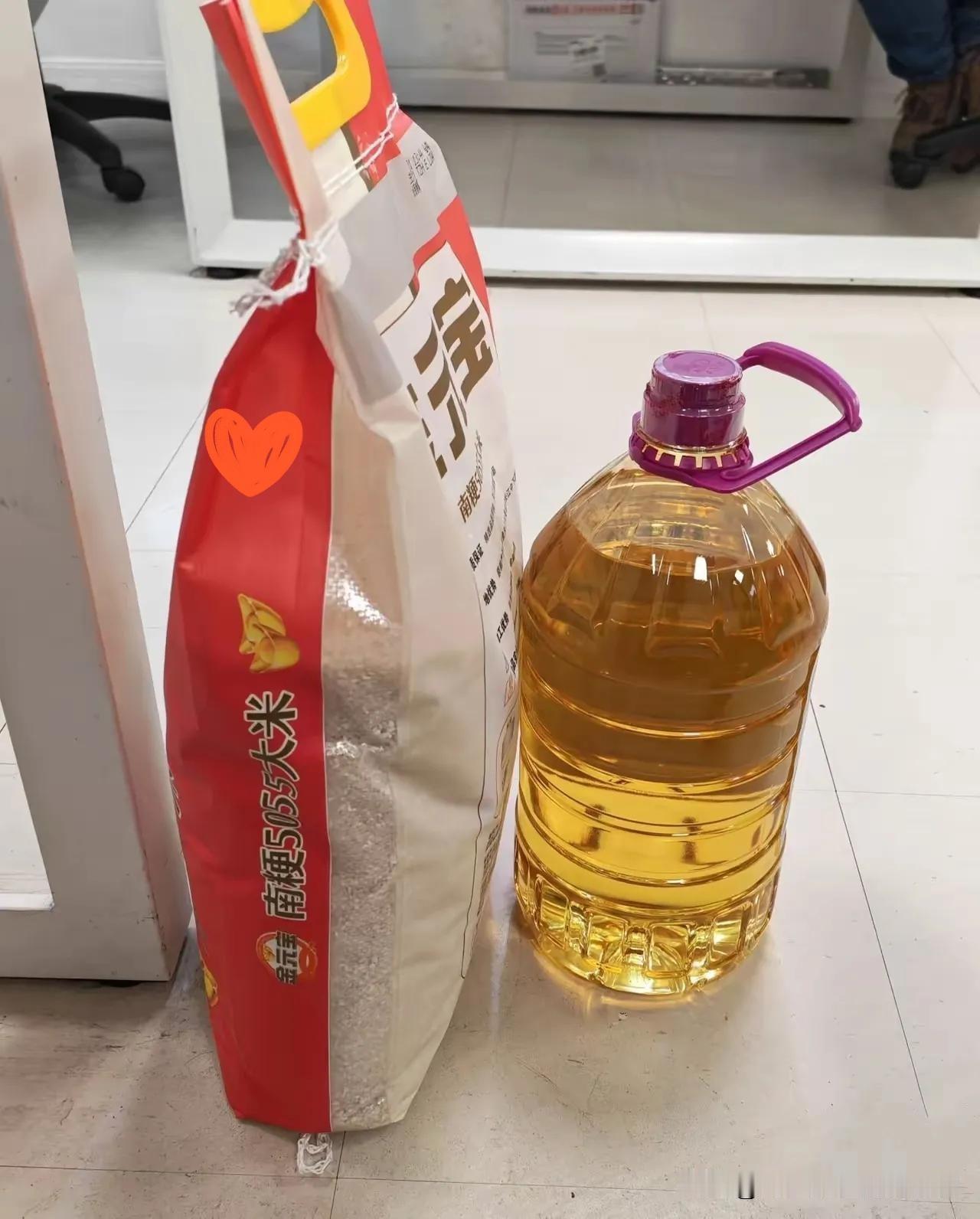 我真发现了：越是收入高的人，有时候反而越小气。我表哥在铁路上班，月入一万四，