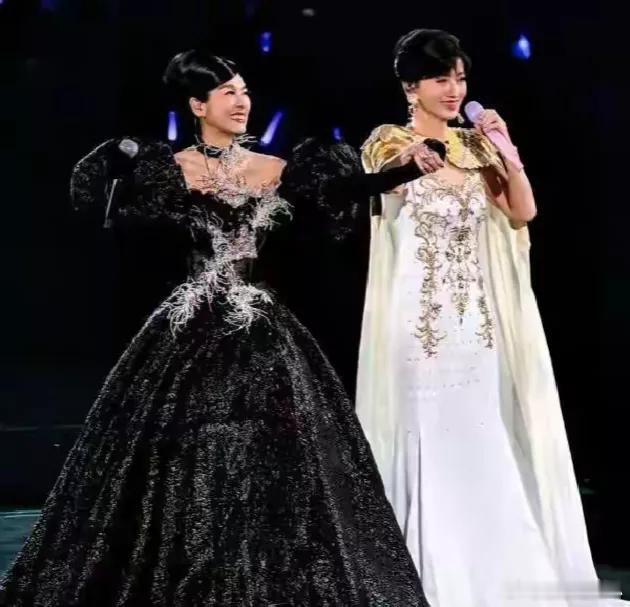 一个72岁，一个70岁，一位白裙飘逸，一位黑裙典雅，一位是超凡脱俗的“月光仙子”