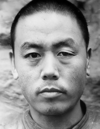 1955年，农民杨大发和妻子吵架，争吵中，妻子突然大喊：“你再说，我把你的黑历史