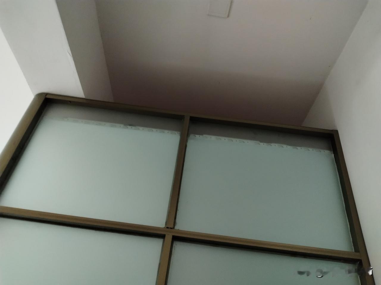 我纳闷得很，我的房间里怎么时不时进来一只苍蝇，打死就有一只来了。我仔细查一下，