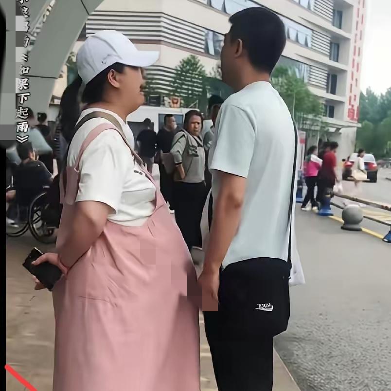 可怜的女人！临近预产期全身浮肿的孕妇来医院准备检查待产，竟意外看见丈夫手机上与