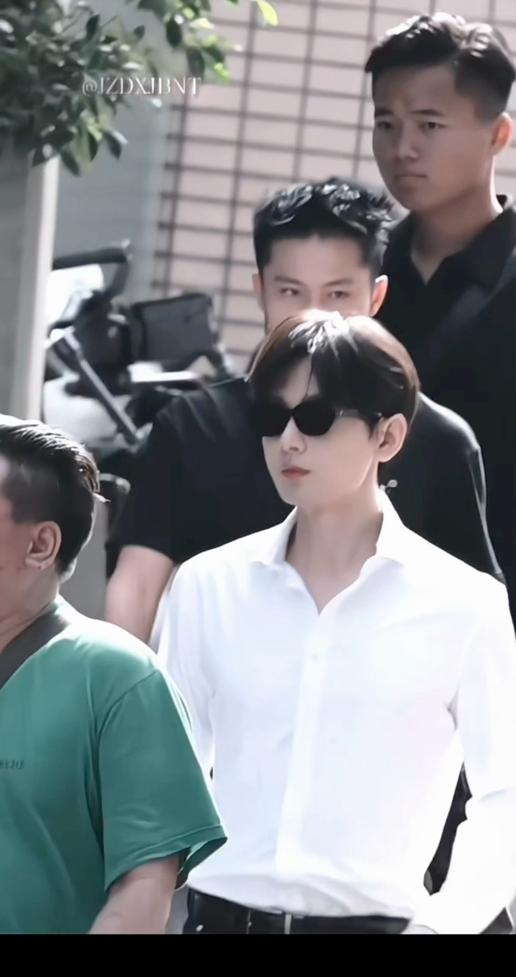 林sir别考验群众了🥵衬衫下隐约的胸肌完全老公级别的🥵🥵成毅白衬衫下的胸肌