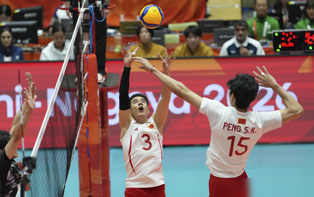 中国男排0比3输给巴基斯坦，三局比分18-25、16-25、18-25，进攻得分27比46，拦网3比