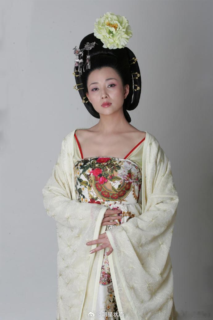 殷桃女神，女人味快要溢出屏幕了