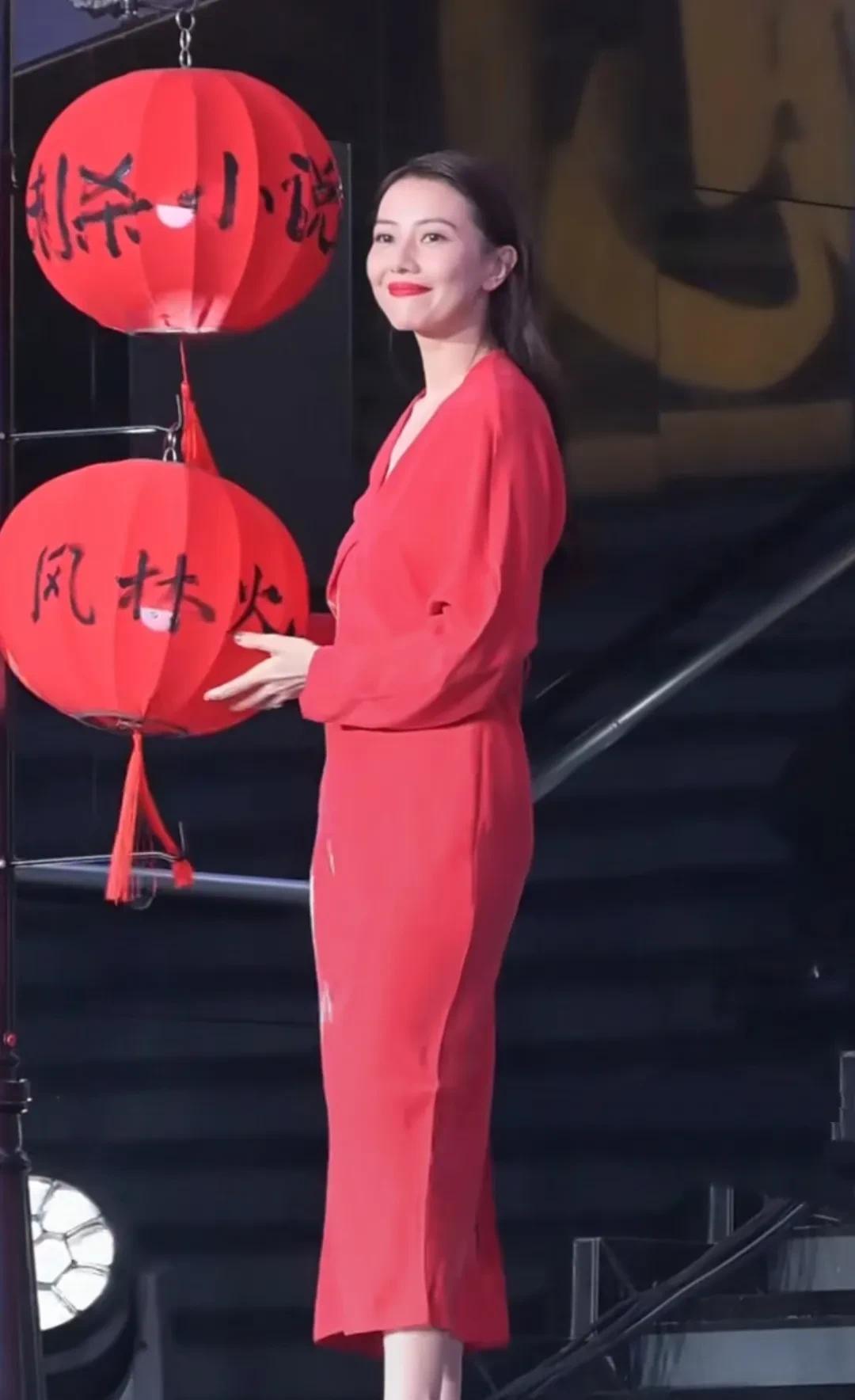 原来，中年女人的美，不一定要性感的身材，也不一定要完美的颜值，更多的是岁月沉淀下