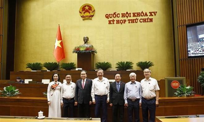 历史定格的瞬间！苏林欣喜地与国会代表合影留念历时大半年，越南国会终于通过省级行