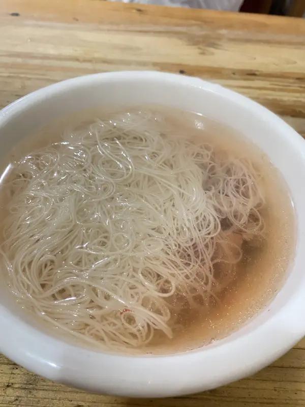 福州台江区的味滋初餐厅太暖了！店主“丽姐”在店门口贴出告示，为困难人群提供免费的