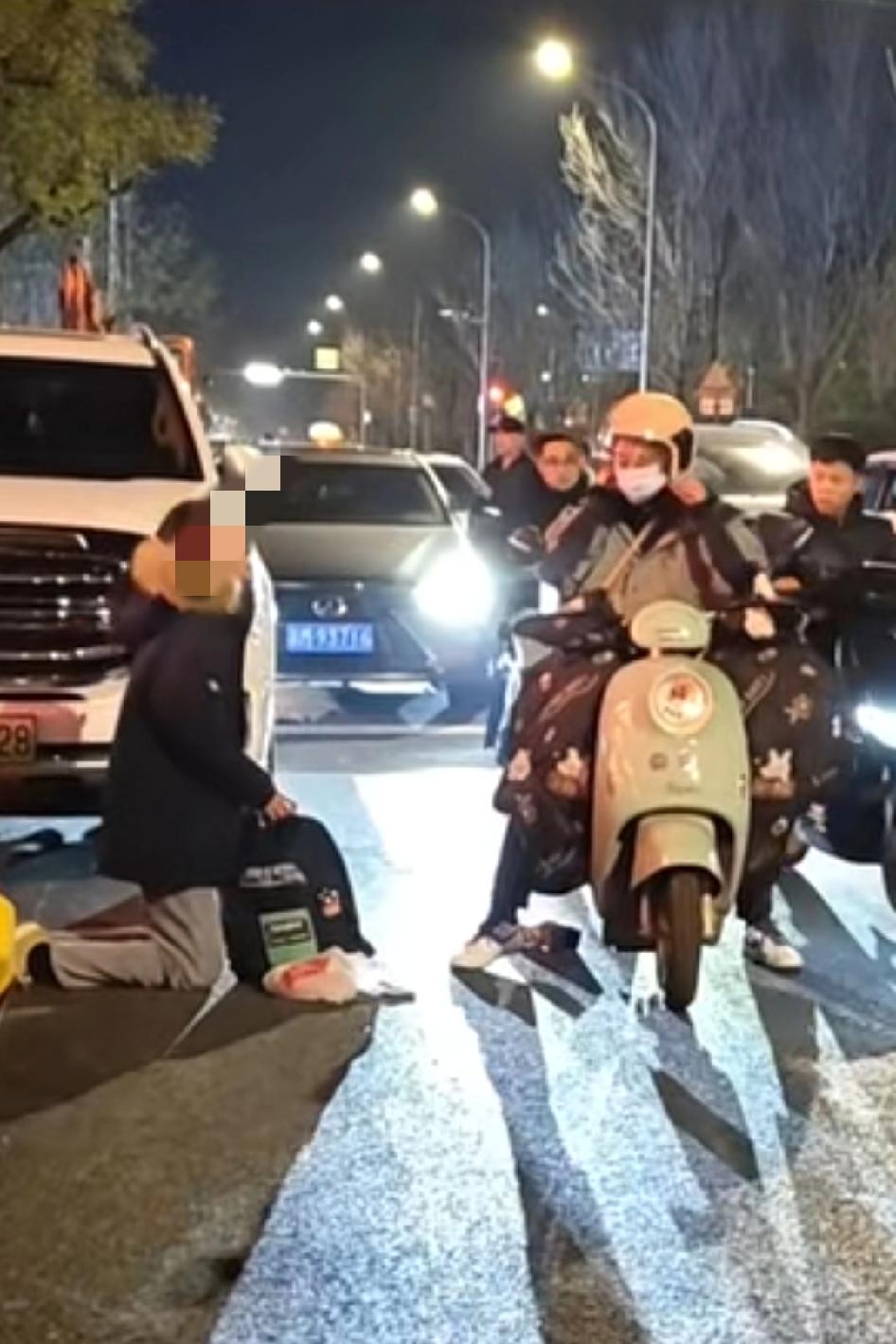 接的晚了，孩子奔溃跪地上痛哭嘶吼！带孩子去医院看一下，孩子应该是压力太大了，有躯