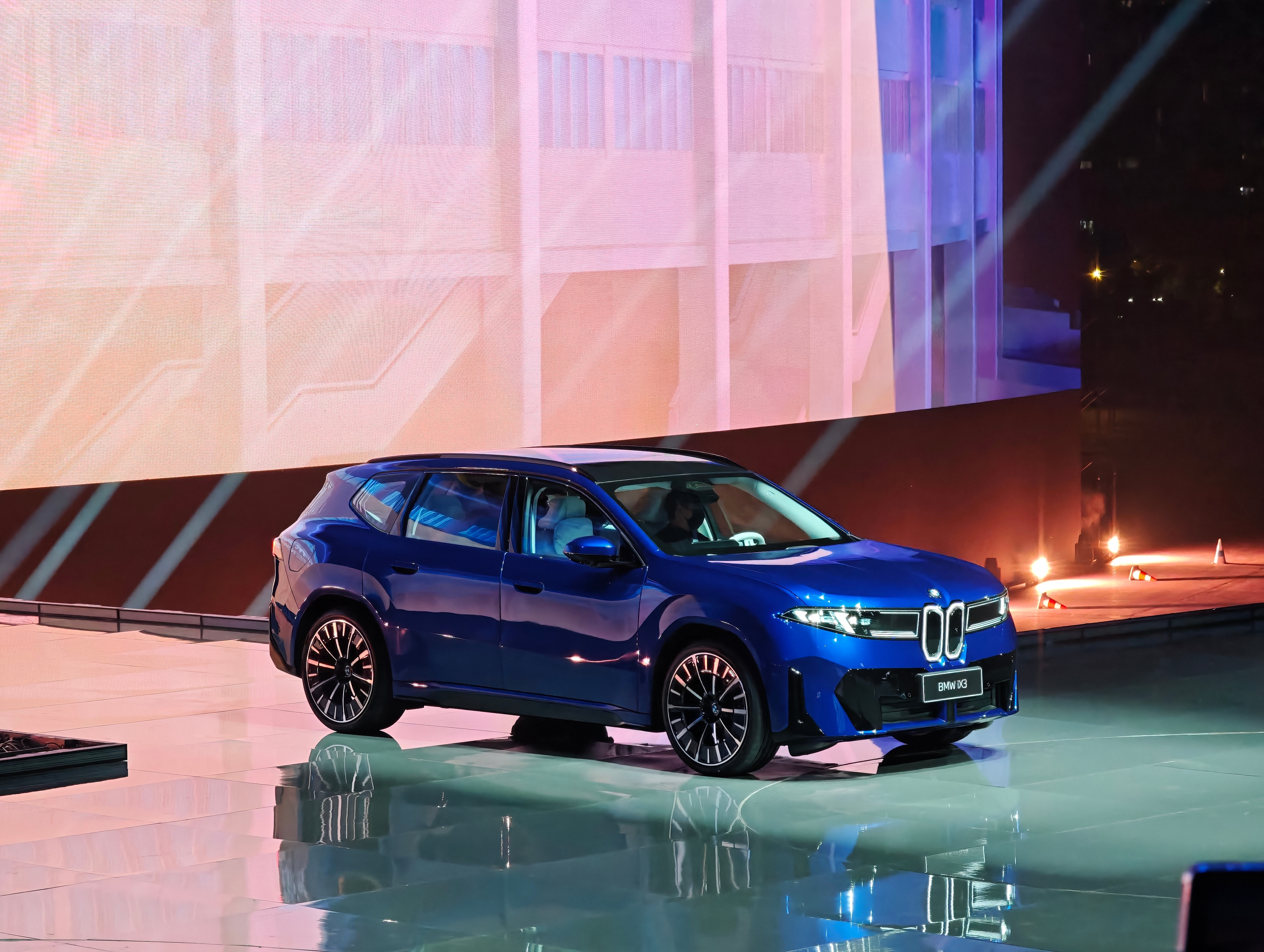 新世代宝马iX3实车大家觉得咋样？BMW进入新世代BMW品牌之夜该说不说，拥有独