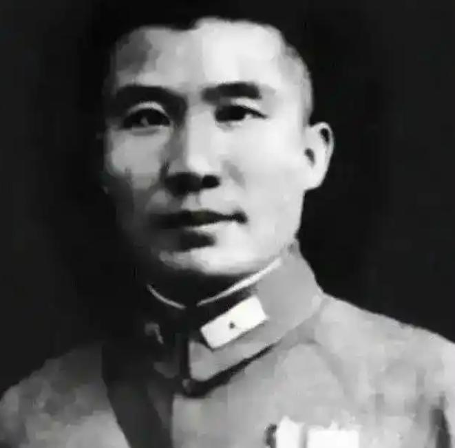 1927年6月2日夜，福州西门鸡角弄刑场，两声枪响过后，刽子手愣在原地——地上倒