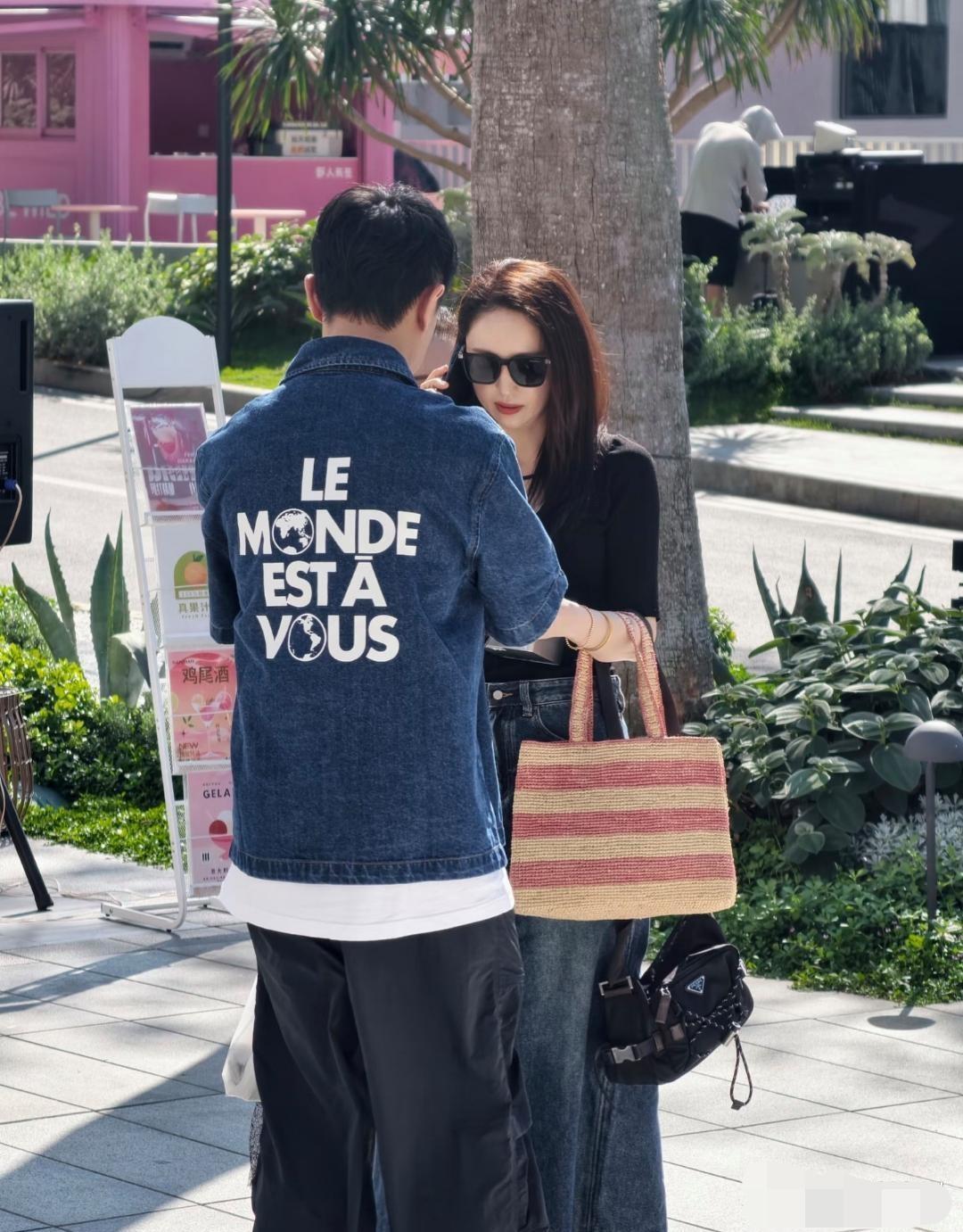 哇塞，网友在三亚偶遇董璇和张维伊啦！不得不说，董璇都40多岁了，这保养得简直绝了