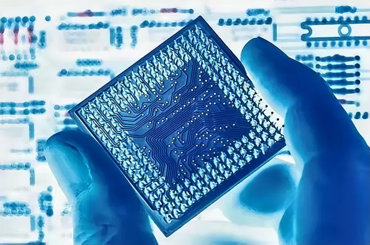 今天非常开心，一直吊着的心落地了，中国拒绝了美国H200芯片的进口。不久前，当黄