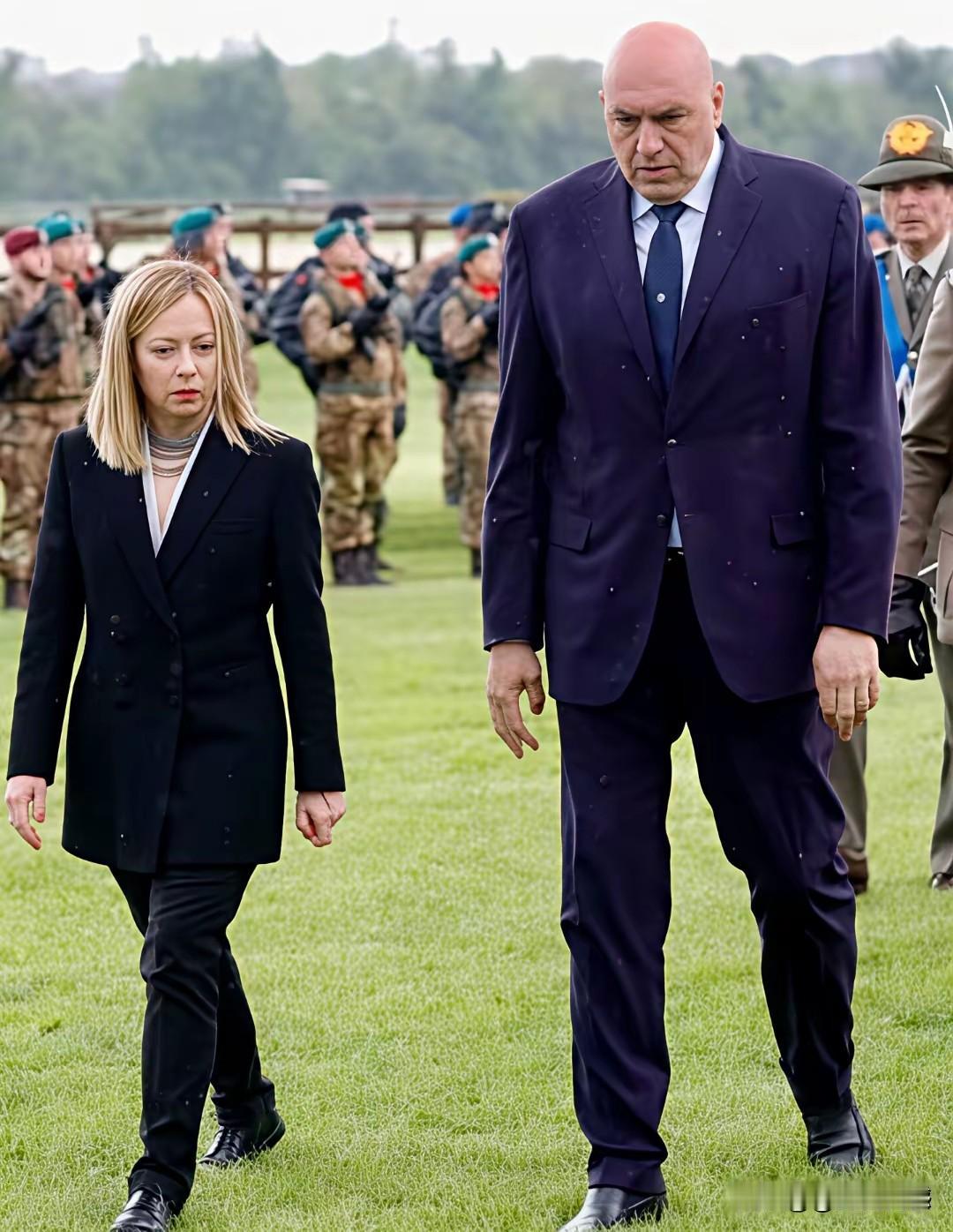 胖大的魁梧，瘦小的精神，两个人的身高和体型差距实在是太大了，但个小的官大，个大的