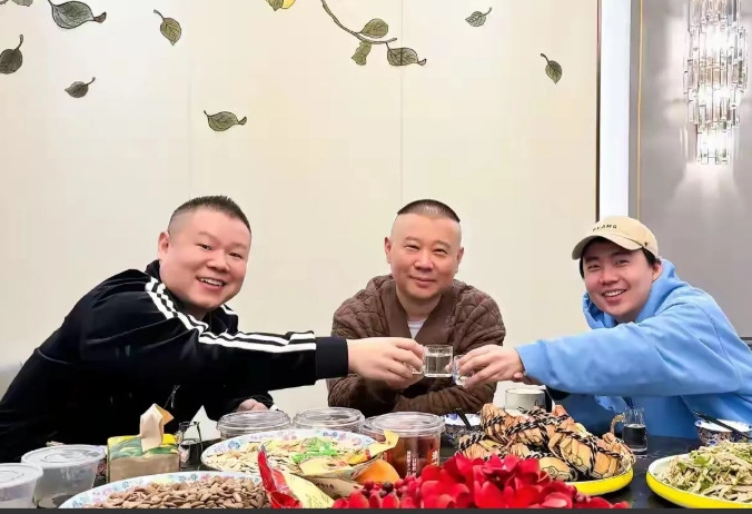 看看老郭面带笑容，稳稳坐在C位，儿子和徒弟都坐在身边，三个人举杯庆祝着！难怪