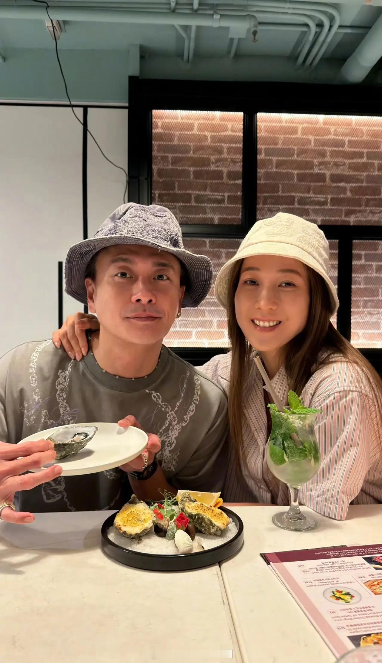 黄宗泽晒与钟嘉欣聚餐照，照片里黄宗泽戴帽子，穿T恤，依然十分有型；钟嘉欣也戴一顶