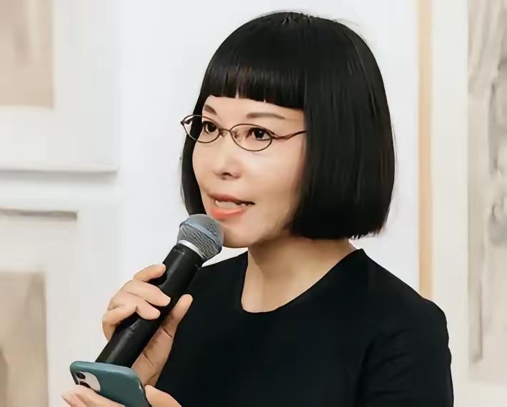 谁能想到，清华美院长聘副教授丁荭一纸维权声明，没等来支持声浪，先迎上了有关部门的
