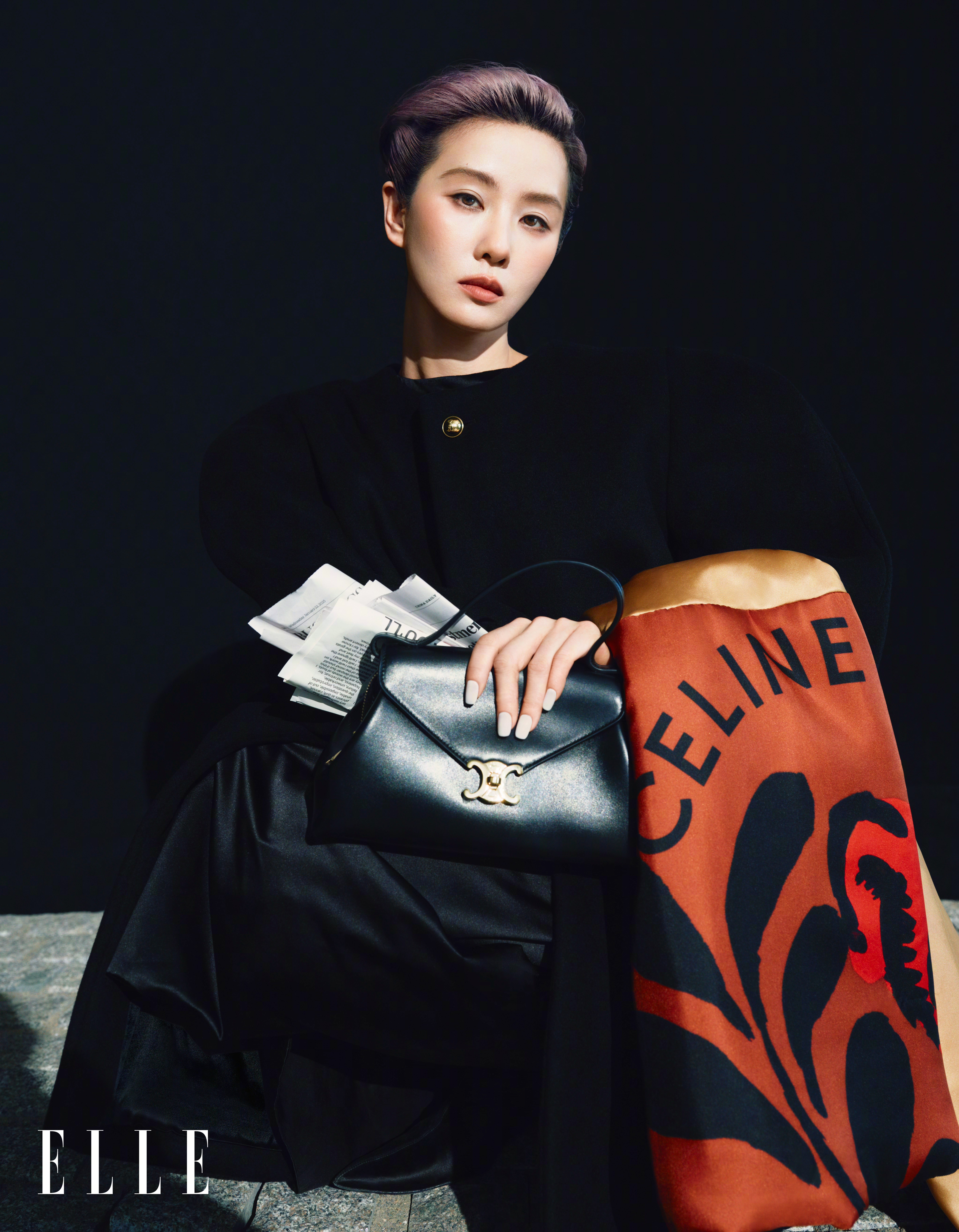 刘诗诗身穿Celine登上《ELLE》2026年十月刊封面，大背头粉紫发型出