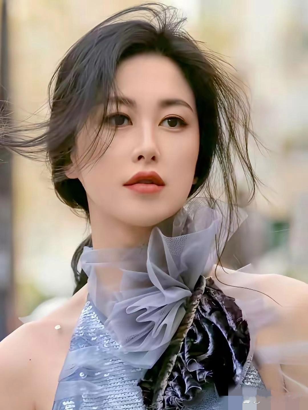 有人在深圳公园遛弯时撞见了朱珠，结果昔日的“人间富贵花”滤镜当场碎了一地，路人镜头下的她，真实身高也