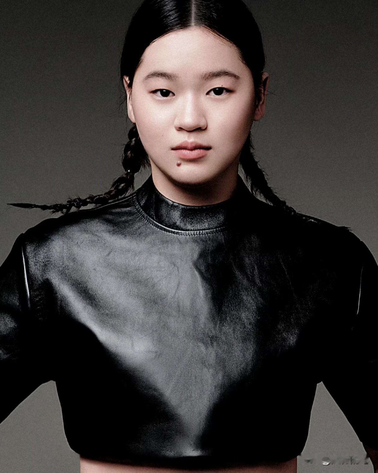 全红婵入选年度人物，封面照片少见。看看这密不透风的消息封锁，连去拍封面照片，