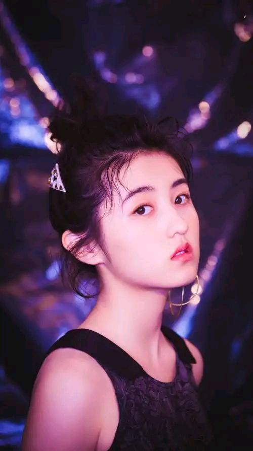 近日，著名演员舒淇在一次访谈中毫不吝啬地夸奖了年轻演员张子枫，称她“热爱电影，沉