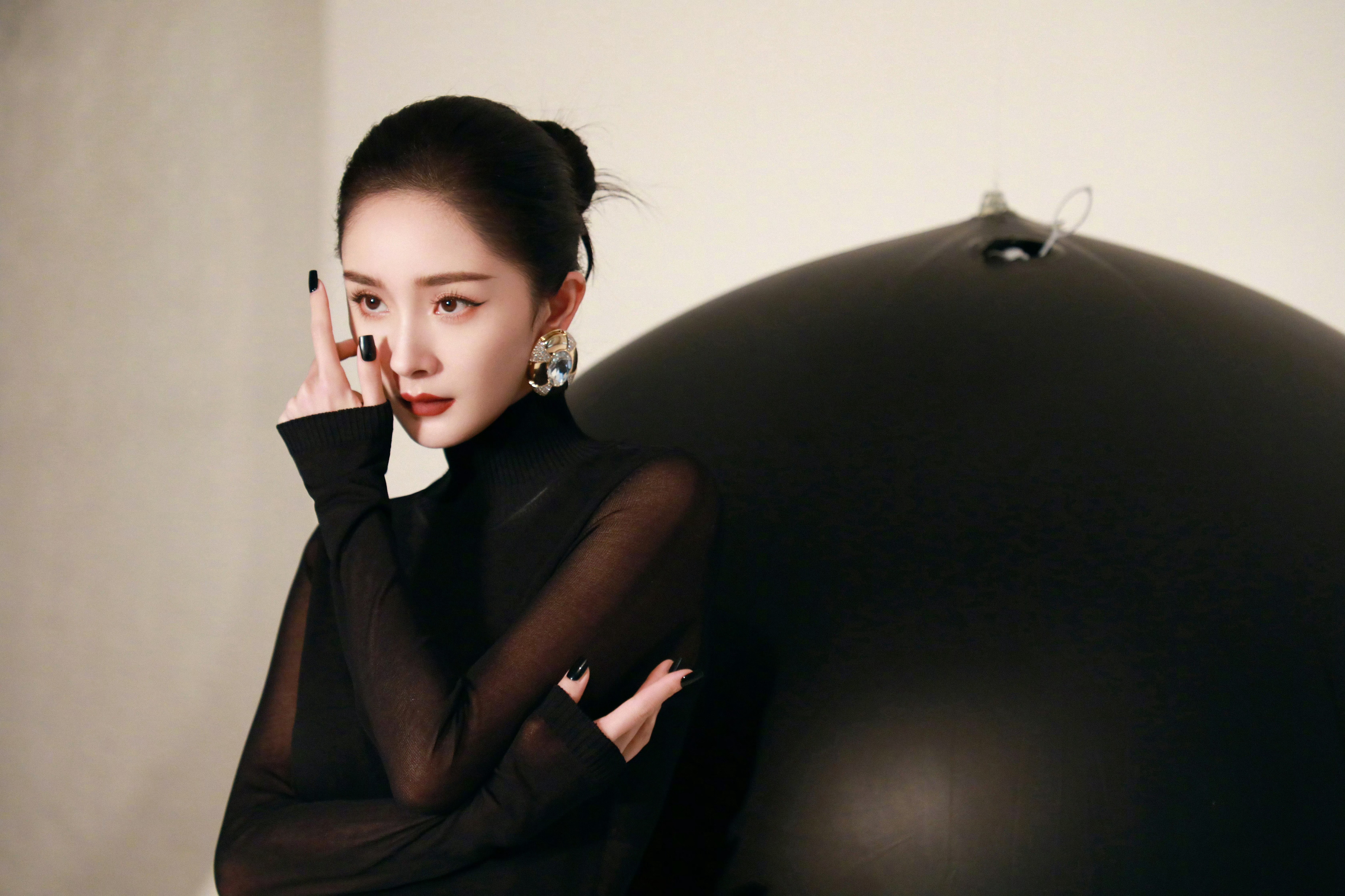 ym梦境像被反复曝光的胶片，褶皱里藏着萤火虫的暗房，枕头是柔软的考古层，发掘眉