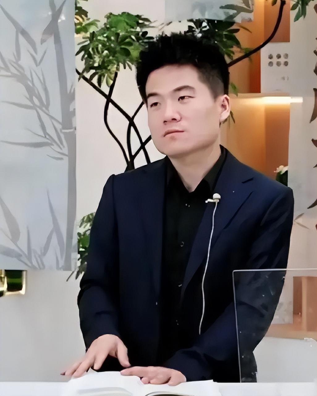 还是凤凰网敢说真话。有网友表示，哪里有什么与辉同行，简直就是与假同行。别的