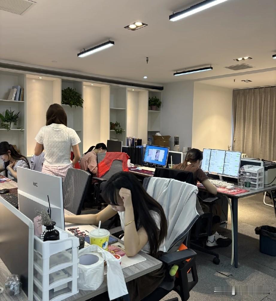 今天跟面了一个候选人，6年工作经验先后供职了三家公司。应聘登记表上的工资待遇也是