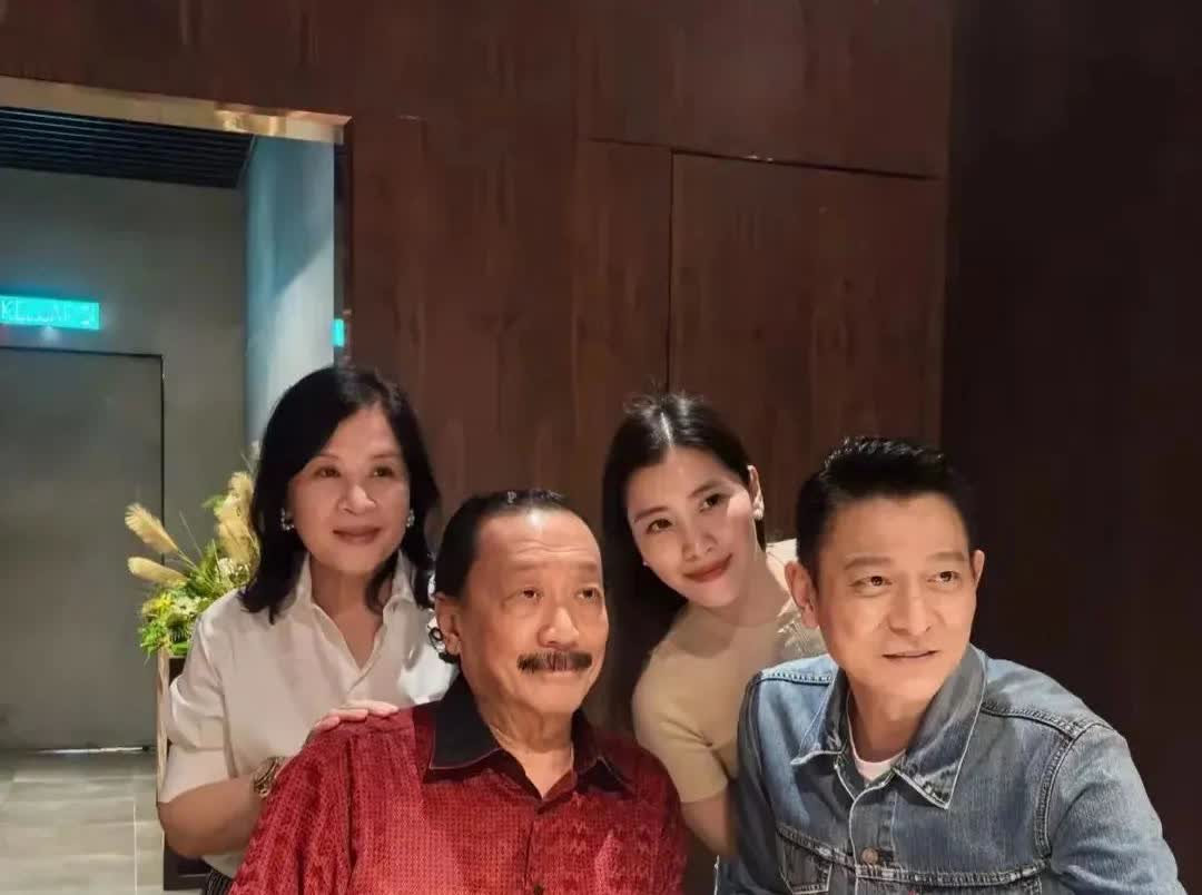 刘德华陪妻子回娘家，舅舅身价55亿，是马来西亚知名富豪。63岁的刘德华终于抽