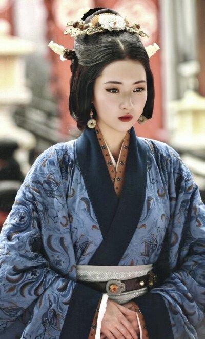 213年，曹操被汉献帝封为魏公，加九锡。然后曹操对女儿曹节说：“大汉皇后的位子，