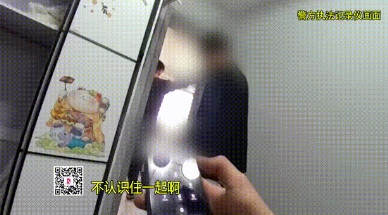 上海爷叔给力了！上海，一大爷在小区闲逛，发现2个男子举止怪异，大热天全身武装，同